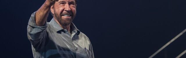 „I sad budi car i sahrani samog sebe“: Naši građani se opraštaju od legende Čaka Norisa, evo poruka u čituljama