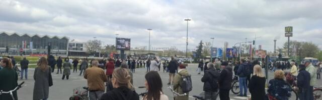 Novosađani kod Železničke stanice obeležili 17 meseci od pada nadstrešnice