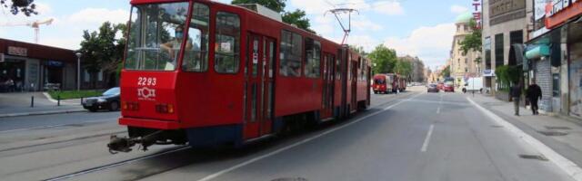 Šlepani autobus otkačio se od kamiona i udario u tramvaj