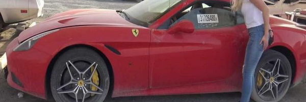 Supercar plavuša posetila napuštene superautomobile u Dubaiju