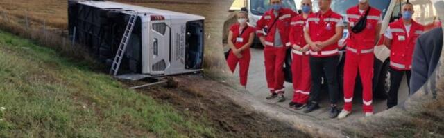 AUTOBUS JE BIO U NJIVI, LJUDI SU BILI UPLAŠENI... Lekari Hitne pomoći na mestu nesreće kod Leskovca zatekli JEZIV PRIZOR! (FOTO)