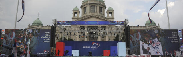 SNS miting: Počeo himnom, jaka kiša, ljudi pristižu