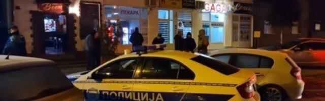 Ulazna vrata razbijena crepom, staklo rasuto na sve strane: Opljačkana prodavnica u Šapcu