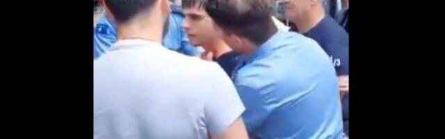 Incident u Kosovskoj Mitrovici: Kosovski policajac maltretirao maturanta, mladiću vrat KRVAV (VIDEO)