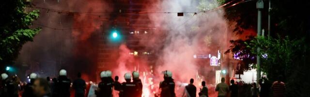 Ludilo mozga: Pijani blokaderi nasrću na policiju i viču: "Koga štitite, ova g***a neobrazovana iz Bosne" (VIDEO)