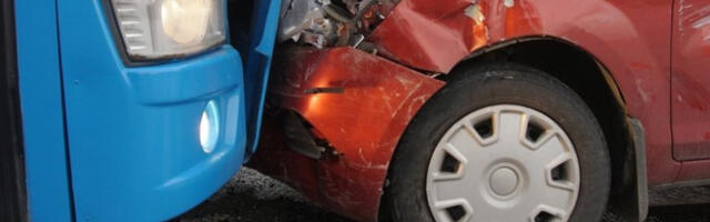 SUDARILA SE DVA PUTNIČKA AUTOMOBILA I AUTOBUS! Najmanje 11 povređenih!