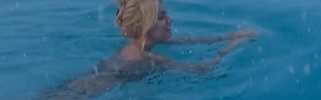 Neki zavejani, a neki se brčkaju: Srpska voditeljka se tokom mećave skinula u kupaći, pa uskočila u bazen