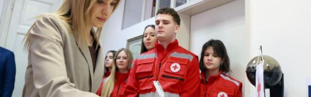ZA PODRŠKU NARODNIM KUHINJAMA IZDVOJENO BLIZU POLA MILIJARDE DINARA: Ministarka Milica Đurđević Stamenkovski potpisala sporazum sa direktorom Crvenog krsta