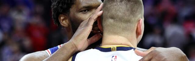 Navijači kao ludi zviždali Embidu, on im se smejao, a onda se srdačno i dugo grlio sa Jokićem (VIDEO)