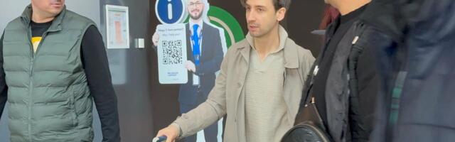 Nestao sa javne scene, a sada smo ga sreli pred put: Poznati pevač spreman za nastup, evo gde ga publika čeka