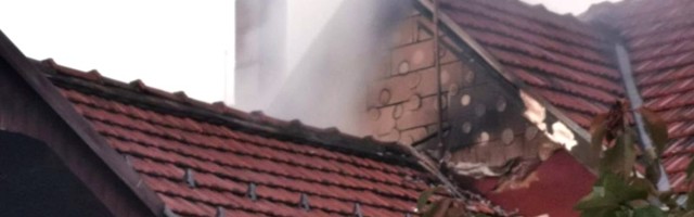 Пожар у пoродичној кући у Ариљу: Ватра однела кров и поткровље