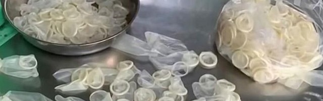 VIDEO: Zaplenjeno 320.000 već upotrebljenih kondoma, bili namenjeni za prodaju