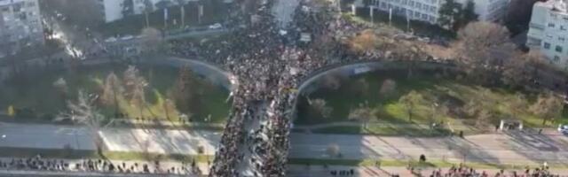 Mostovi u NS su BLOKIRANI: Veličantsveni prizori iz vazduha (FOTO)