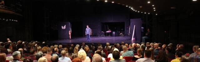 Glumci pozorišta Atelje 212 nakon predstave razvili transparent u znak podrške Dijani Hrki (VIDEO)