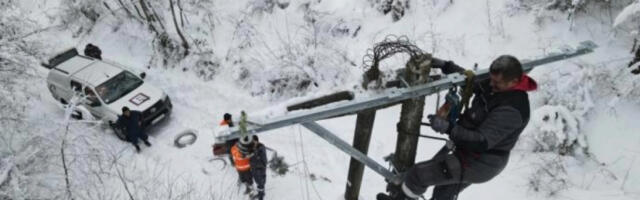 SNEG OSTAVIO 5.000 LJUDI BEZ STRUJE Ekipe na terenu rešavaju problem, evo KOLIKO je napadalo