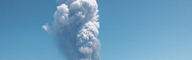 Eruptirao vulkan nakon 10.000 godina mirovanja! Snažna eksplozija izbacila oblak pepela 15km u visinu! (FOTO/VIDEO)