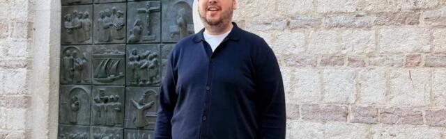 "Popularni pevač je gej, postoje snimci" Crnogorski voditelj šokirao: "Sa dečkom, ženom i decom letuje..."