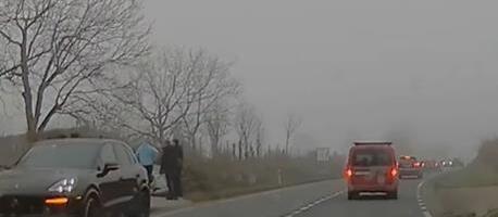 SAOBRAĆAJKA IZMEĐU SREMSKE KAMENICE I PETROVARADINA: Vozilo završilo u jarku, objavljen snimak s mesta nesreće (VIDEO)