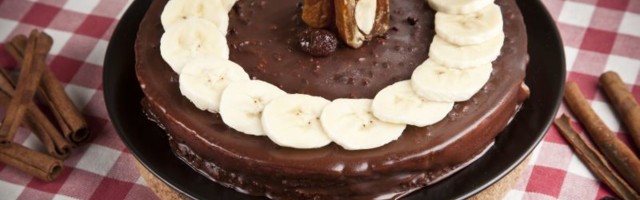 Sočna i ukusna poslastica: Čokoladni kolač sa bananama (RECEPT)