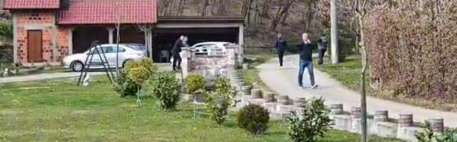 NAĐEN PIŠTOLJ, ISTRAŽUJE SE KO JE PUCAO! Detalji tragedije kod Laktaša: Tela oca (50) i sina (28) pronađena u garaži, evo šta je policija još zaplenila! (VIDEO)