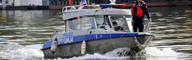 BEOGRADSKA PATROLA REČNE POLICIJE SPASLA PORODICU S BEBOM U ČAMCU! Čitavu noć nekontrolisano plutali Savom, evo šta im se desilo