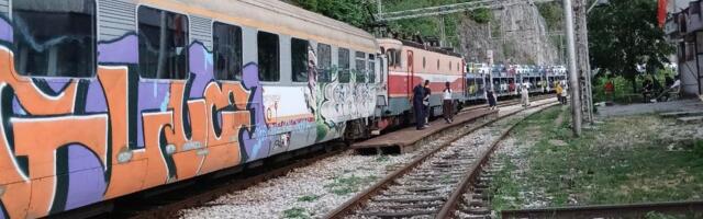 GROM ZAUSTAVIO VOZ BEOGRAD - BAR U KANJONU MORAČE: Putnici čekaju ekipe iz Podgorice, stranci oduševljeni prizorima (FOTO)