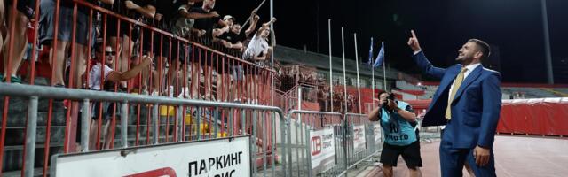 Svuda pođi, kući dođi: Novi Sad se poklonio kapitenu, a navijači Ajaksa ga definitivno ne zaboravljaju! /FOTO/