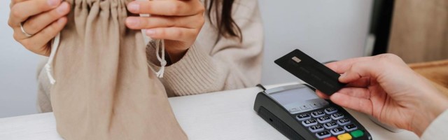 Devojci odbijena kartica u prodavnici, ona počela da divlja na oca: Tebe treba ubiti đubre jedno