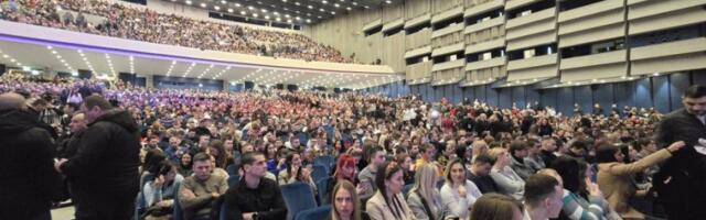 LAŽNI STUDENTI POKUŠALI DA NAPRAVE INCIDENT NA TRIBINI U SAVA CENTRU: Isplivala prepiska koja sve dokazuje (FOTO)