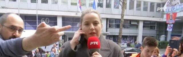 JEZIVO NASILjE BLOKADERA: Srednji prst i terorisanje novinara RTS-a u programu uživo