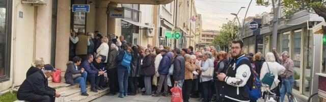 Za samo sat vremena u poštama podeljeno svih 30.000 vaučera za odmor, ogromne gužve i u Čačku