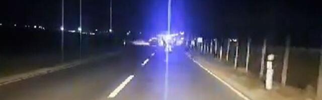 U sudaru automobila i motora teško povređen mladić, lekari UKC se bore za njegov život