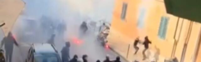 HAOS U ITALIJI Opšta tuča navijača na ulici, sevale štangle i baklje