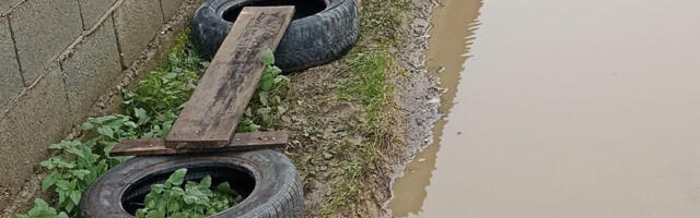 Čitaoci javljaju: U ulici Vojvode Stepe meštani pravili mostić od guma da deca mogu da idu u školu suvih nogu