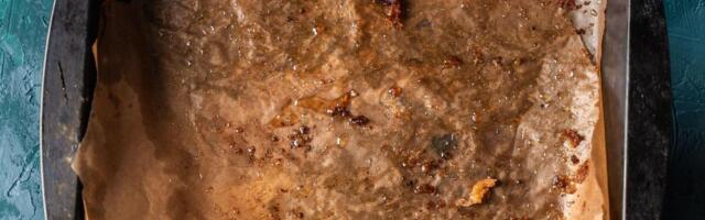 Ako ste sinoć pekli meso! Sipajte ovaj sastojak u prljav pleh i gledajte kako se masnoća sama odvaja od dna