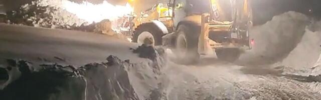 Snežna mećava pravi haos, nanosi su visine preko metar: Kamioni za čišćenje se ne gase, putari rade bez pauze