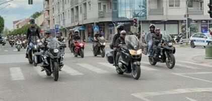 MITROVICA OTVORILA MOTO SEZONU! Hiljade bajkera preplavile grad, defile za pamćenje, pun Hipodrom do kasno u noć! (FOTO)