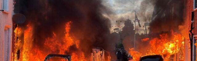 Molotovljevi kokteli i gumeni meci leteli na sve strane: Ne smiruje se haos u Belfastu (FOTO/VIDEO)