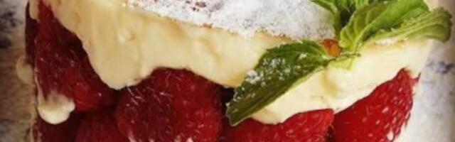 Gratinirane maline koje osvajaju na prvi zalogaj: Kremasti desert gotov za 20 minuta