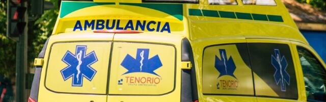 Autobus pun ljudi udario u zgradu: Povređeno više od 40 radnika