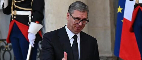 Vučića ispred Jelisejske palate dočekao Makron: Predsednik Francuske priređuje večeru za svetske lidere