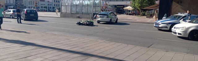 Motociklista povređen u sudaru sa taksijem u centru Niša