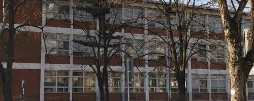 Učenici Ekonomske škole u Kragujevcu ukazuju na loše uslove zbog starih prozora,  direktor najavljuje kompletnu zamenu stolarije do kraja septembra