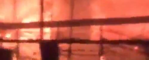 DELUJE KAO DA GORI POLA GRADA, SVEDOCI KAŽU DA SE ČULA EKSPLOZIJA! Strašan požar u Sankt Peterburgu, ima povređenih (VIDEO)