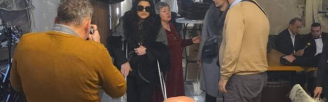 NAŠA PEVAČICA NA ŠTAKAMA POSLE OPERACIJE: Prvi put u javnosti, jedva se kreće, kamere je pratile u stopu! (VIDEO)