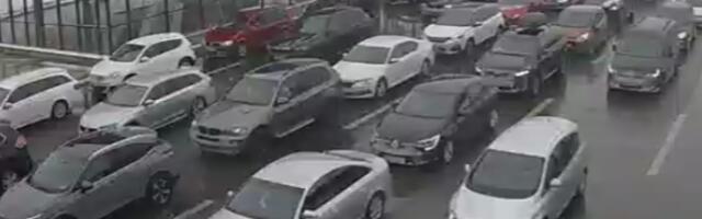 Totalni kolaps na graničnim prelazima: Sneg, gužve i čekanje satima - Ovaj pravac posebno zaobiđite (FOTO/VIDEO)