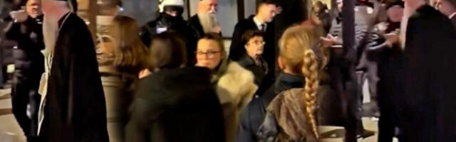 Студентски шпалир, људи различите старости, чија су лица избезумљена од мржње