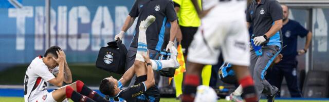 Nova stravična povreda na terenu, boli i kad se gleda - igrači plakali, ceo stadion se uhvatio za glavu! /VIDEO/