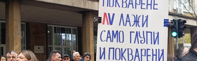 „Vučiću, izađi da pogledaš u oči novinare o čijim životima misliš da možeš da odlučuješ“: Protest zbog nasilja ispred Predsedništva