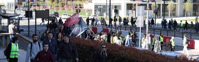 Pukli ko zvečka! Pogledajte koliko se blokadere okupilo ispred Palte pravde - pružaju podršku nasilnicima (FOTO/VIDEO)